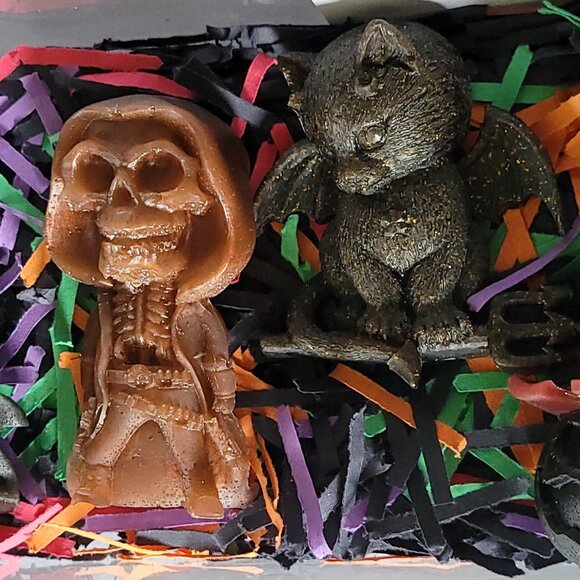 HALLOWEEN RESIN FIGURINES 5PC SET NEW CRIDDER'D PUMPKINS CAT GRIMM SKELLY REDS - Picture 2 of 3